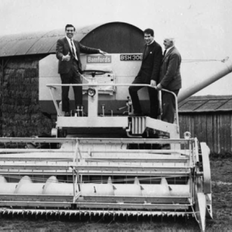 Jim trône fiérement sur la moissonneuse batteuse Bamfords que des représentants de la marque sont venus lui faire essayer entre 2 Gp en 1965... Jim trône fiérement sur la moissonneuse batteuse Bamfords que des représentants de la marque sont venus lui faire essayer entre 2 Gp en 1965...